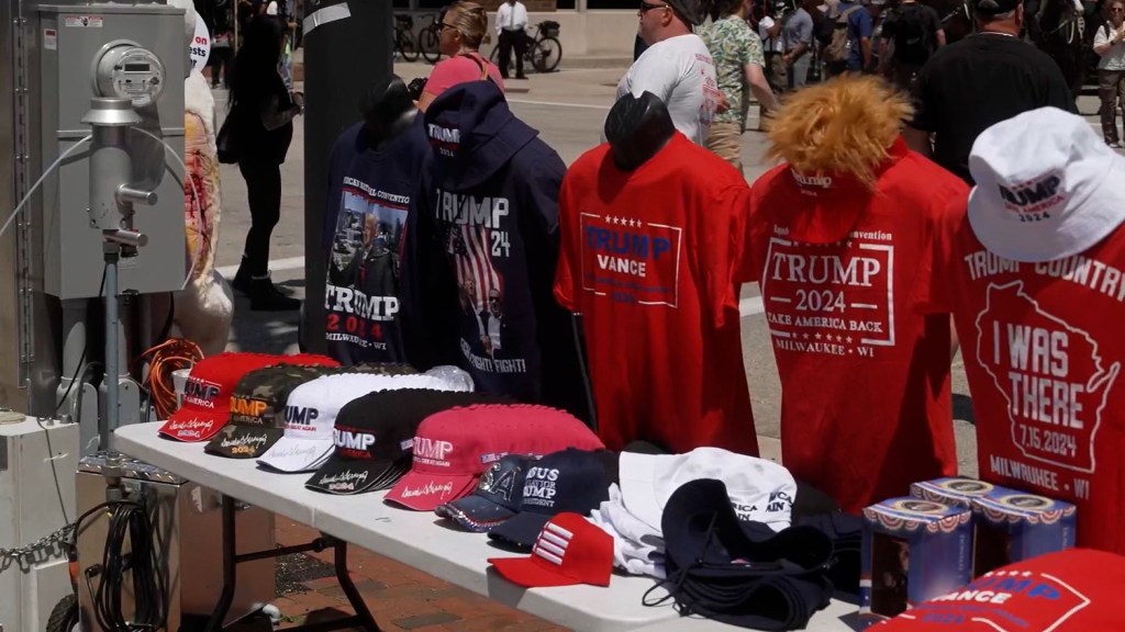 Conoce la mercancía con la imagen de Trump que se vende a las afueras de la Convención Republicana