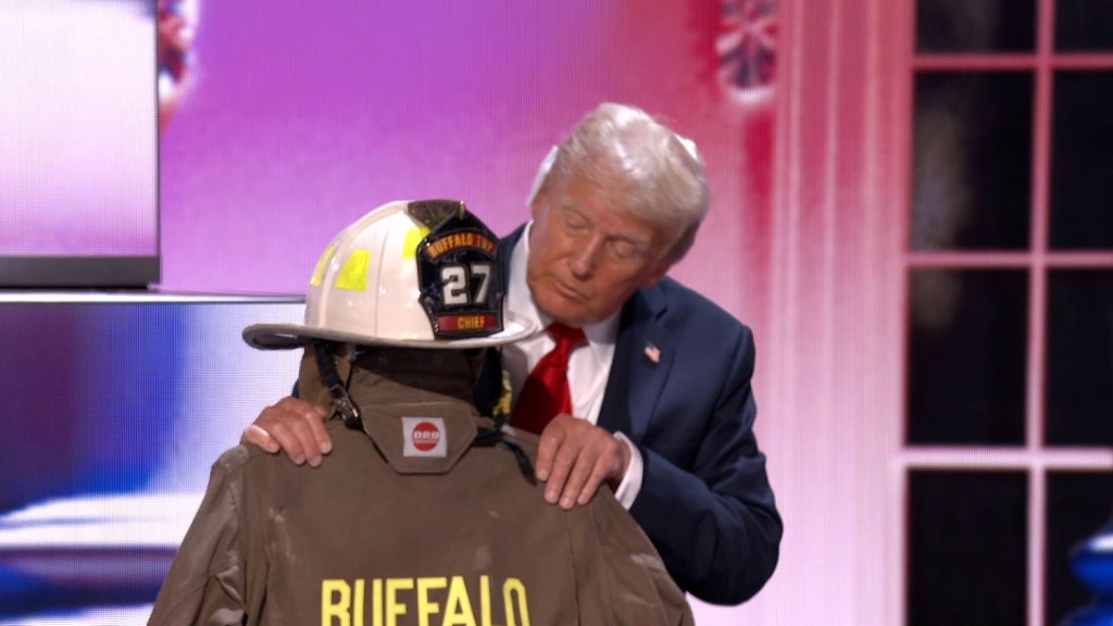 Trump rinde homenaje al bombero fallecido en su mitin