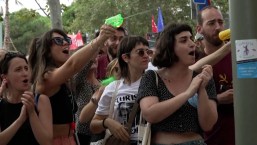 Manifestantes en Barcelona lanzan chorros de agua a los turistas