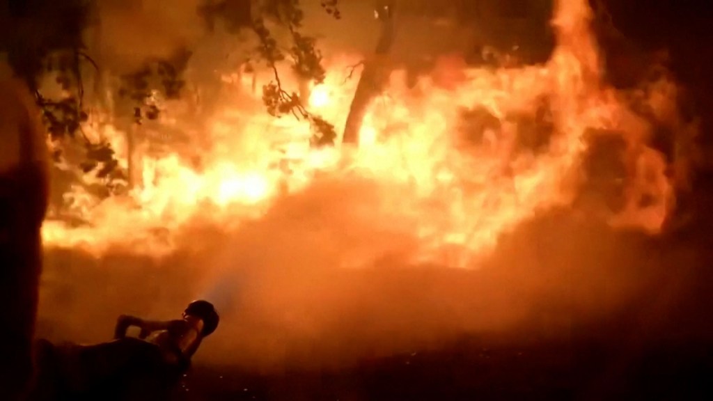 Bombero lucha para apagar enormes llamas del incendio Park en California