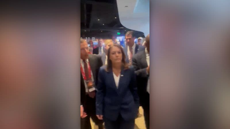 Video muestra a senadores republicanos persiguiendo a la directora del Servicio Secreto en la Convención Republicana