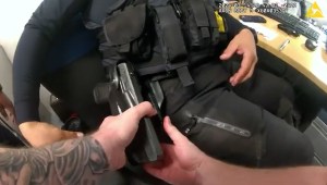 Cámara corporal muestra el momento en que un agente despoja de su arma a otro policía