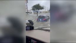 Mira las autopistas inundadas y los vehículos varados por Beryl en Texas