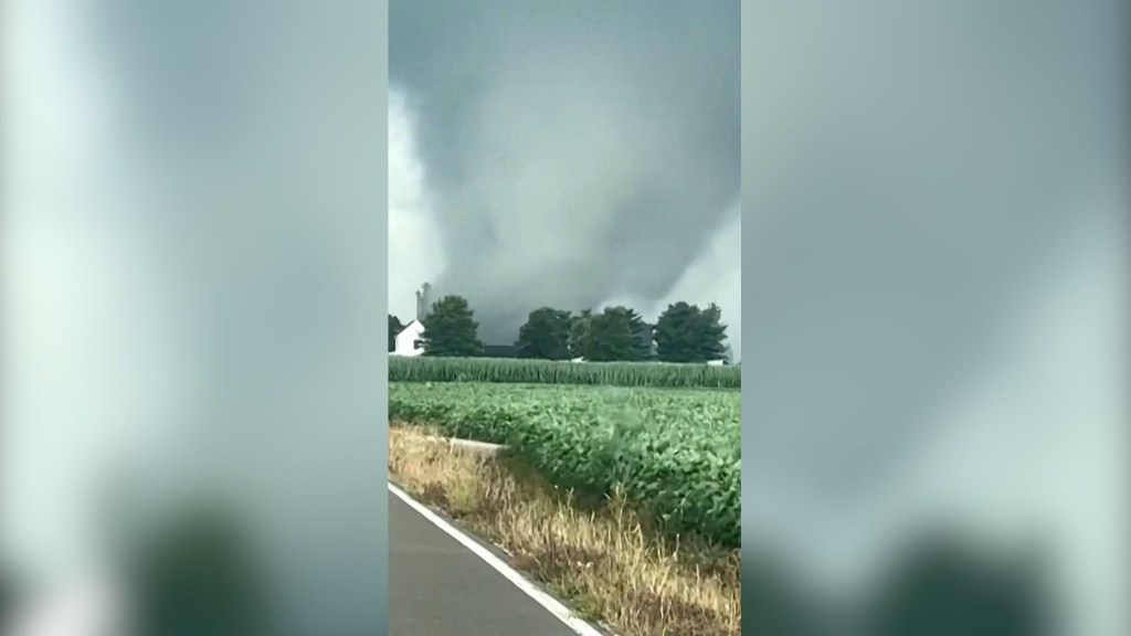 Video muestra un fuerte tornado en Indiana tras el paso de Beryl