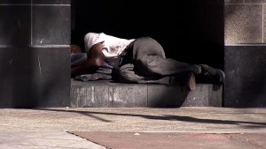 Personas sin hogar en riesgo de muerte por las altas temperaturas en San José, California