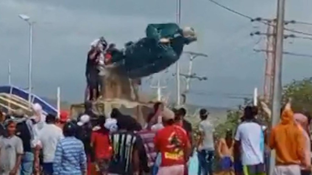 Manifestantes en Venezuela derriban estatuas de Hugo Chávez durante las protestas