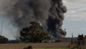 Explosión química libera fuego y humo que devoran los cielos de Melbourne, Australia