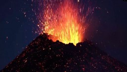 Así se ven las "cascadas" de lava que anuncian el regreso de la erupción del volcán Etna