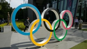 Los anillos olímpicos exhibidos en abril de 2023 cerca del Estadio Nacional donde se celebraron los Juegos Olímpicos de Tokio 2020. (Crédito: KAZUHIRO NOGI/AFP vía Getty Images)