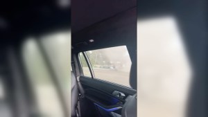  Video muestra como un tornado arrastra una camioneta por una carretera
