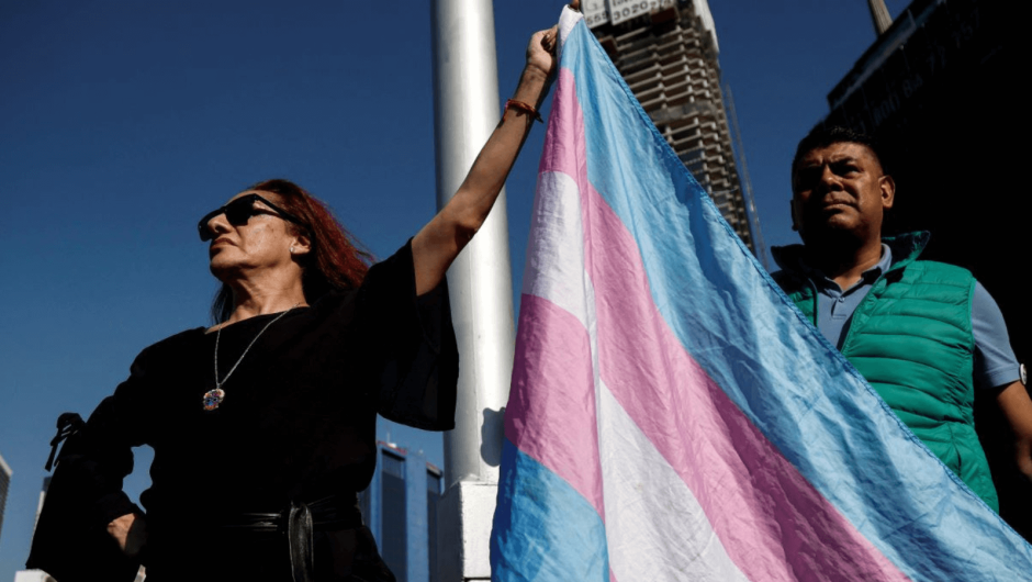Miembros de la comunidad LGBTQ participan en una protesta tras el asesinato de una activista trans en la Ciudad de México. (Foto de RODRIGO OROPEZA/AFP vía Imágenes falsas)
