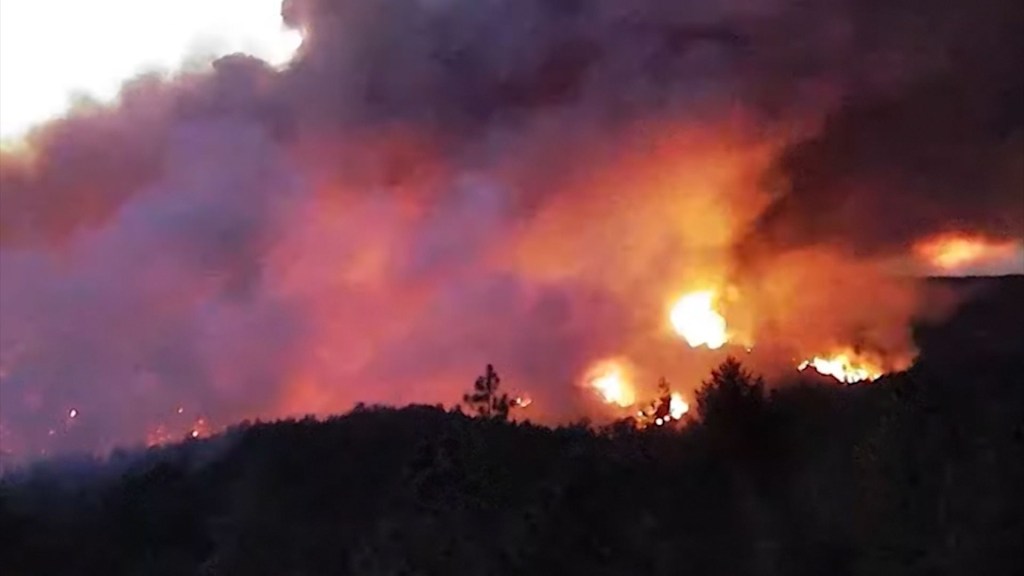 Video en cámara rápida muestra un “tornado de fuego” en California