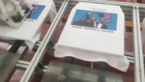 Salen a la venta camisetas con la imagen de Trump tras el ataque