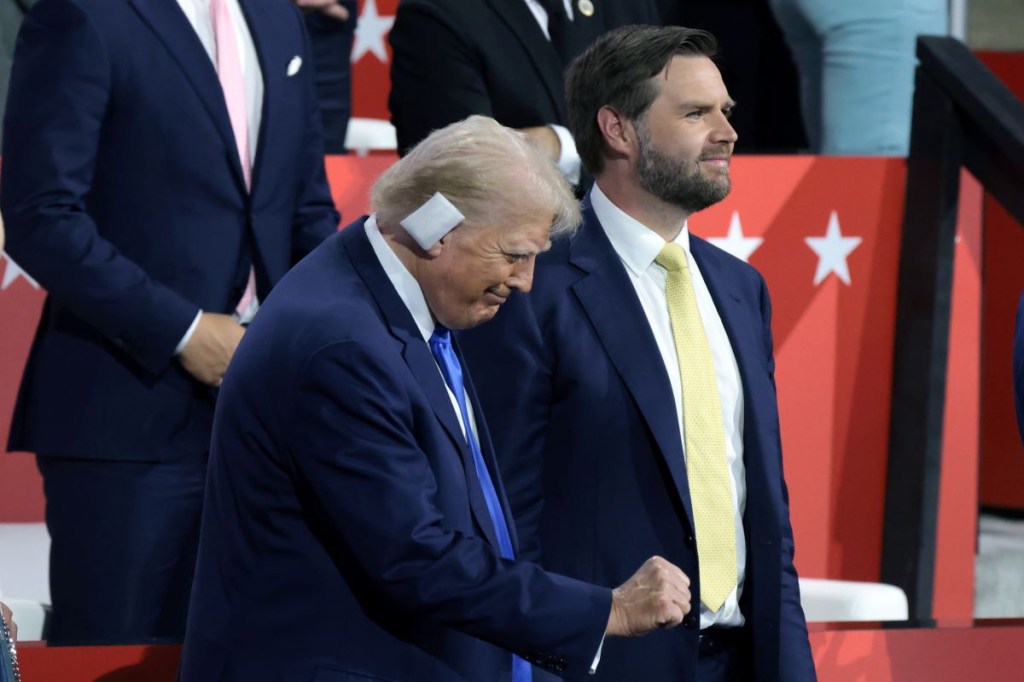  El candidato presidencial republicano, el expresidente estadounidense Donald Trump , habla con el candidato republicano a la vicepresidencia, el senador estadounidense J.D. Vance en el segundo día de la Convención Nacional Republicana en el Foro Fiserv el 16 de julio de 2024 en Milwaukee, Wisconsin. (Foto de Scott Olson/Getty Images)