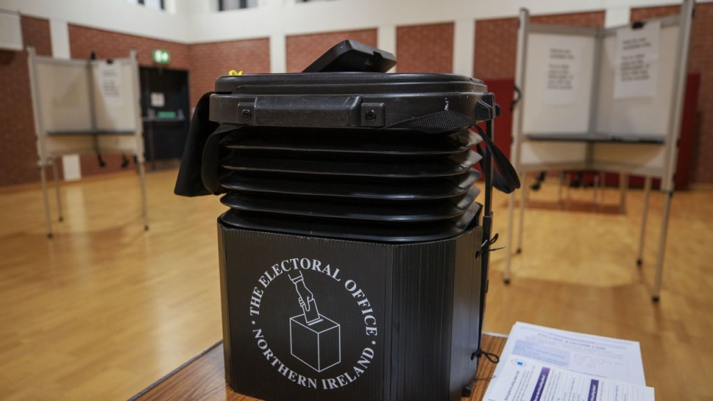En la foto de una urna en el Centro Agape de Belfast, Irlanda del Norte, antes de la apertura de los colegios electorales el jueves. (Liam McBurney/PA/Getty Images)