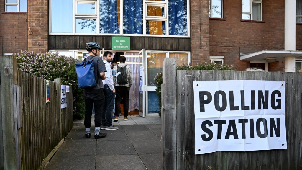 La gente hace cola para votar en un colegio electoral en Londres el 4 de julio, mientras Reino Unido celebra elecciones generales. (Paul Ellis/AFP/Getty Images)