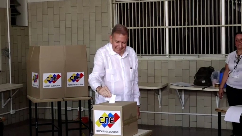 Edmundo González, abanderado de la oposición en Venezuela, acude a las urnas a emitir su voto