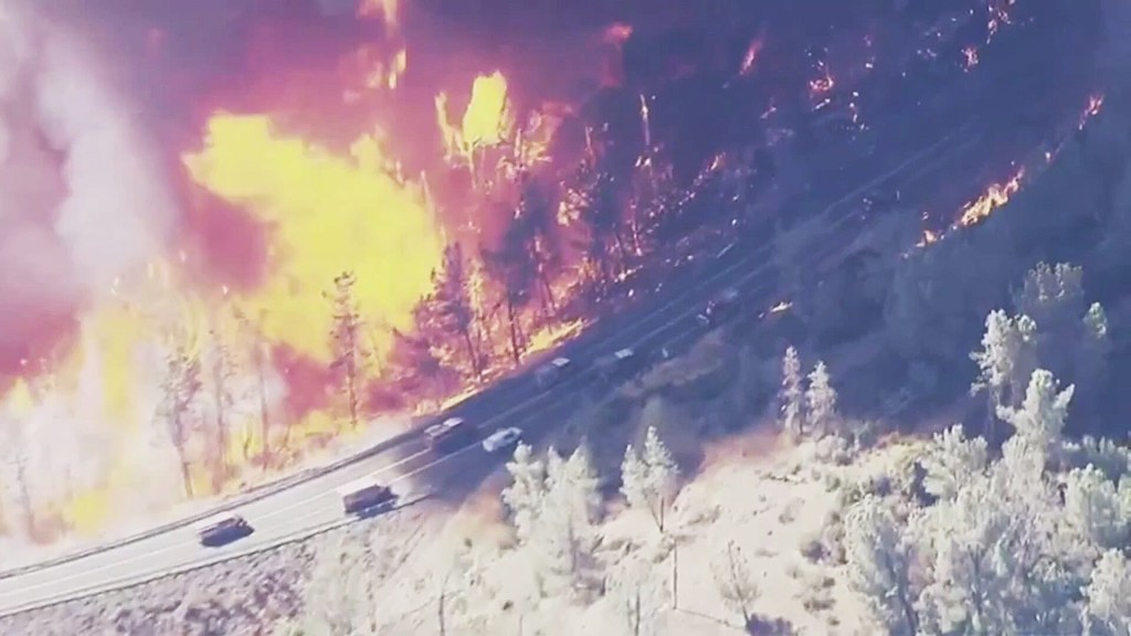 Así se ve una autopista en llamas por el incendio Park, ahora el quinto mayor en la historia de California