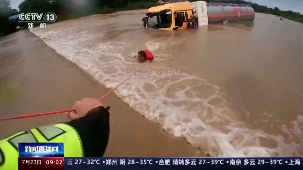Dramático rescate de un camionero atrapado por las inundaciones en China