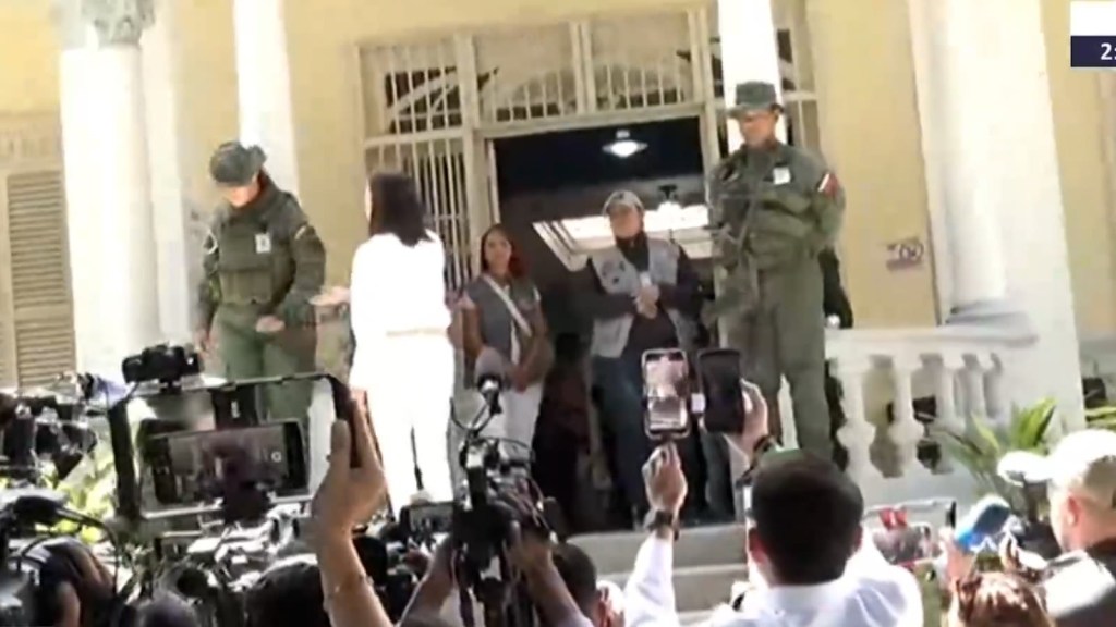 Una soldado le niega el saludo a la líder opositora venezolana María Corina Machado