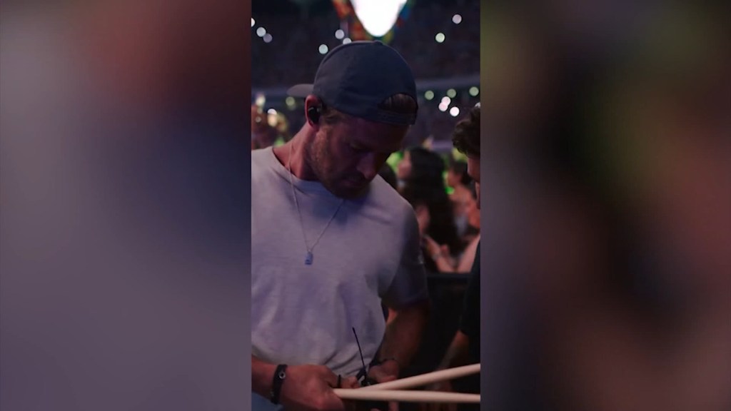 Ed Sheeran revela que su baterista en un concierto es el actor Chris Hemsworth