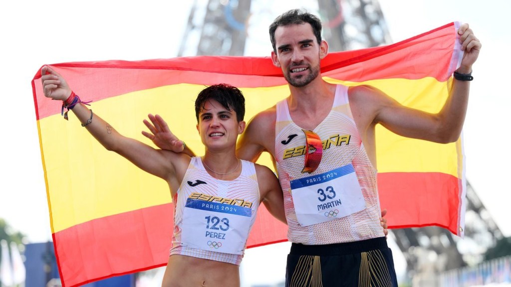 María Pérez y Álvaro Martín, del equipo de España, posan con la bandera tras cruzar la línea de meta en el duodécimo día de los Juegos Olímpicos de París 2024, el 7 de agosto. (Crédito: David Ramos/Getty Images)