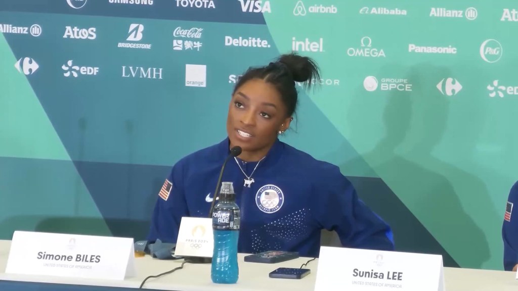Simone Biles habla con la prensa tras ganar el oro en la prueba de salto completo