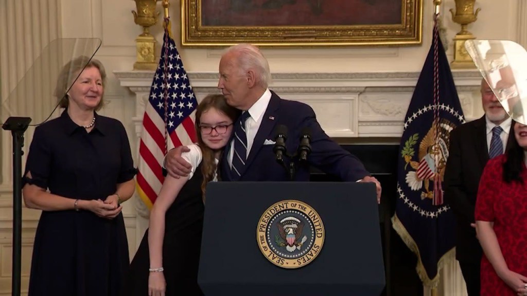 Mira el momento en que Biden le cantó "Cumpleaños feliz" a la hija de Kurmasheva