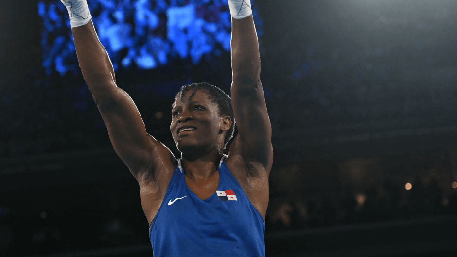 La panameña Atheyna Bibeichi Bylon reacciona después de vencer a Cindy Winner del Equipo Olímpico de Refugiados, Djankeu Ngamba, en la semifinal de boxeo femenina de 75 kg durante los Juegos Olímpicos de París 2024 en el Estadio Roland-Garros el 8 de agosto de 2024. (Foto de Mauro Pimentel - Pool/Getty Images)