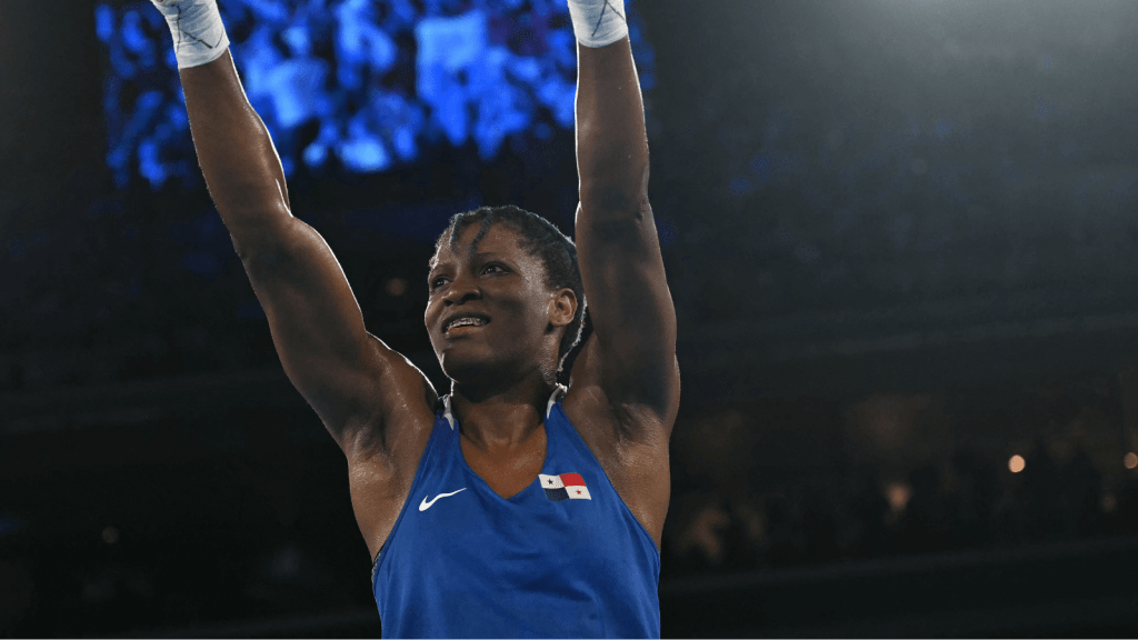 La panameña Atheyna Bibeichi Bylon reacciona después de vencer a Cindy Winner del Equipo Olímpico de Refugiados, Djankeu Ngamba, en la semifinal de boxeo femenina de 75 kg durante los Juegos Olímpicos de París 2024 en el Estadio Roland-Garros el 8 de agosto de 2024. (Foto de Mauro Pimentel - Pool/Getty Images)