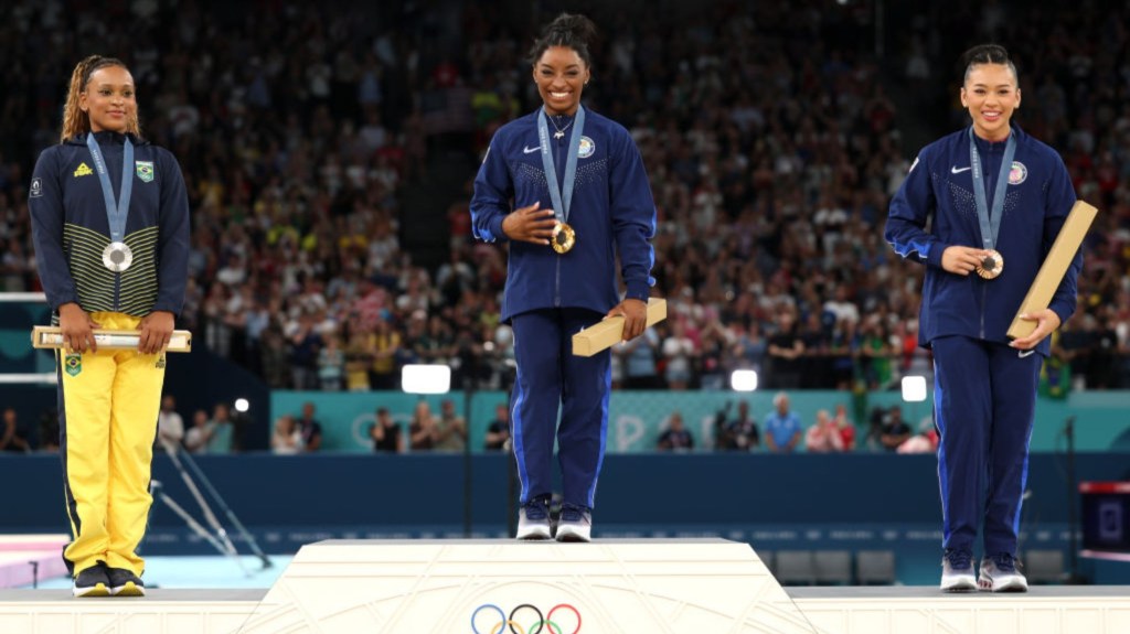 La brasileña Rebeca Andrade, ganadora de la medalla de plata; la estadounidense Simone Biles, medalla de oro; y la estadounidense Sunisa Lee, que se llevó el bronce, posan durante la ceremonia del podio tras la final completa de gimnasia artística femenina durante los Juegos Olímpicos de París 2024 en el Bercy Arena de París, el 1 de agosto de 2024. (Foto: PAUL ELLIS/AFP vía Getty Images)