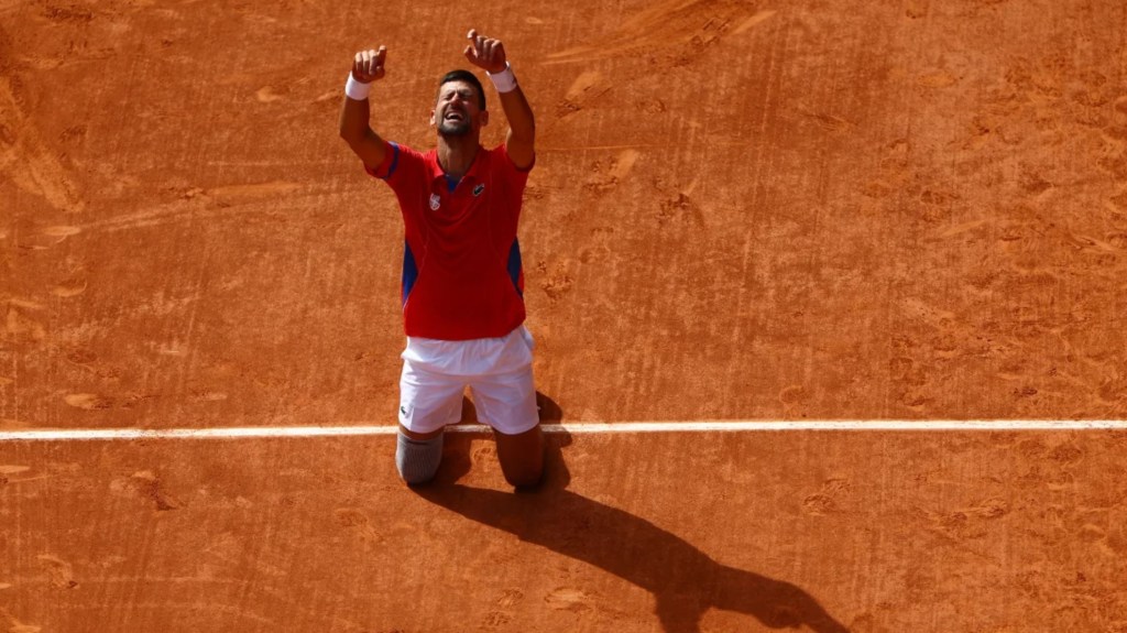 Novak Djokovic celebra su medalla de oro en individuales en los Juegos Olímpicos de París 2024. (Foto: Edgar Su/Reuters)