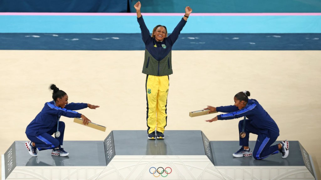 La medallista de oro Rebeca Andrade, de Brasil; la medallista de plata Simone Biles, de Estados Unidos; y la medallista de bronce Jordan Chiles, de Estados Unidos, celebran en el podio durante la ceremonia de entrega de medallas del ejercicio de suelo femenino de la gimnasia artística, en el décimo día de los Juegos Olímpicos de París 2024, en el Bercy Arena el 5 de agosto de 2024 en París, Francia. (Foto: Naomi Baker/Getty Images)