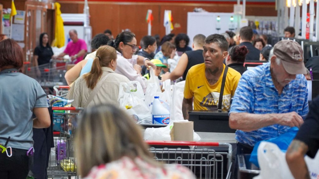 La gente compra víveres en un supermercado en Guaynabo, Puerto Rico, mientras se preparan para la llegada de la tormenta tropical Ernesto, en San Juan, Puerto Rico, el 13 de agosto de 2024. (Foto: JAYDEE LEE SERRANO/AFP vía Getty Images)