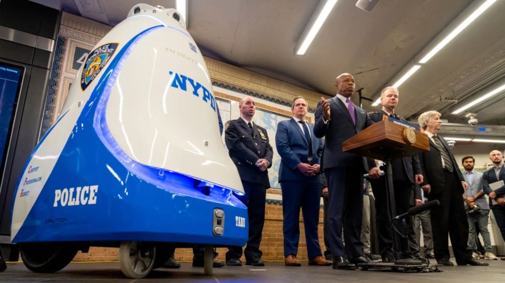 El alcalde de Nueva York, Eric Adams, habla durante una rueda de prensa en la estación de metro de Times Square sobre un robot de seguridad autónomo Knightscope K5 que patrullaría la estación. (Crédito: Barry Williams/NY Daily News/Getty Images)