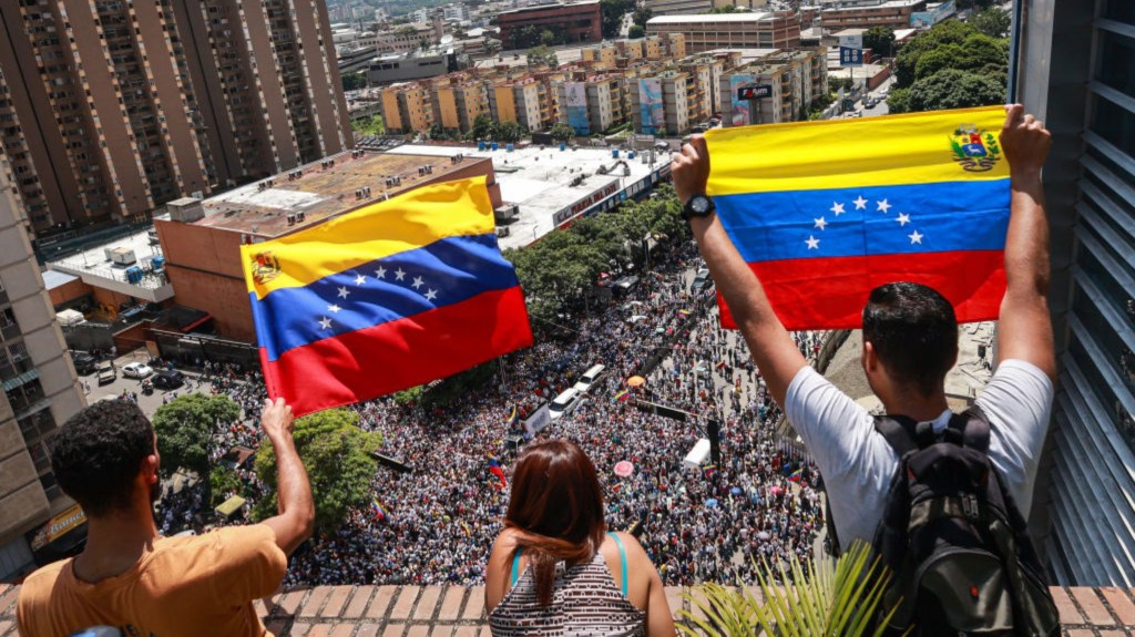 Simpatizantes izan banderas venezolanas durante la protesta opositora 'Gran Protesta Mundial por la Verdad' el 17 de agosto de 2024 en Caracas, Venezuela. (Foto: Jesus Vargas/Getty Images)