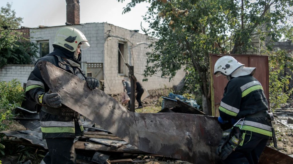 Trabajadores de rescate retiran escombros en el lugar de un ataque con misiles rusos en el distrito Slobidskyi de Járkiv el 25 de agosto de 2024. (Crédito: Ivan Samoilov/Gwara Media/Global Images Ucrania/Getty Images)