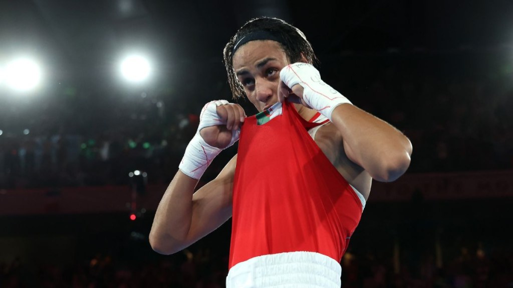 La boxeadora argelina Imane Khelif celebrando la medalla de oro en París 2024 tras vencer en la final de la categoría de peso wélter femenino de 66 kg a la atleta china Yang Liu.Richard Pelham/Getty Images