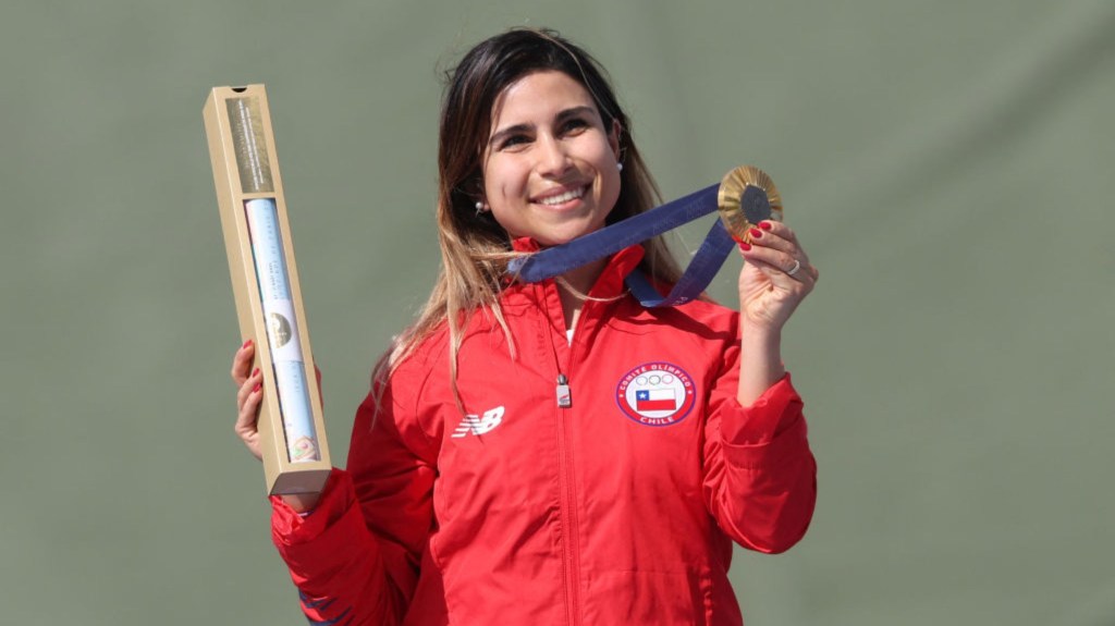 La medallista de oro chilena Francisca Crovetto Chadid posa en el podio durante la ceremonia de victoria de la final femenina de skeet durante los Juegos Olímpicos de París 2024, en el Centro de Tiro de Chateauroux, el 4 de agosto de 2024. (Foto: ALAIN JOCARD/AFP vía Getty Images)