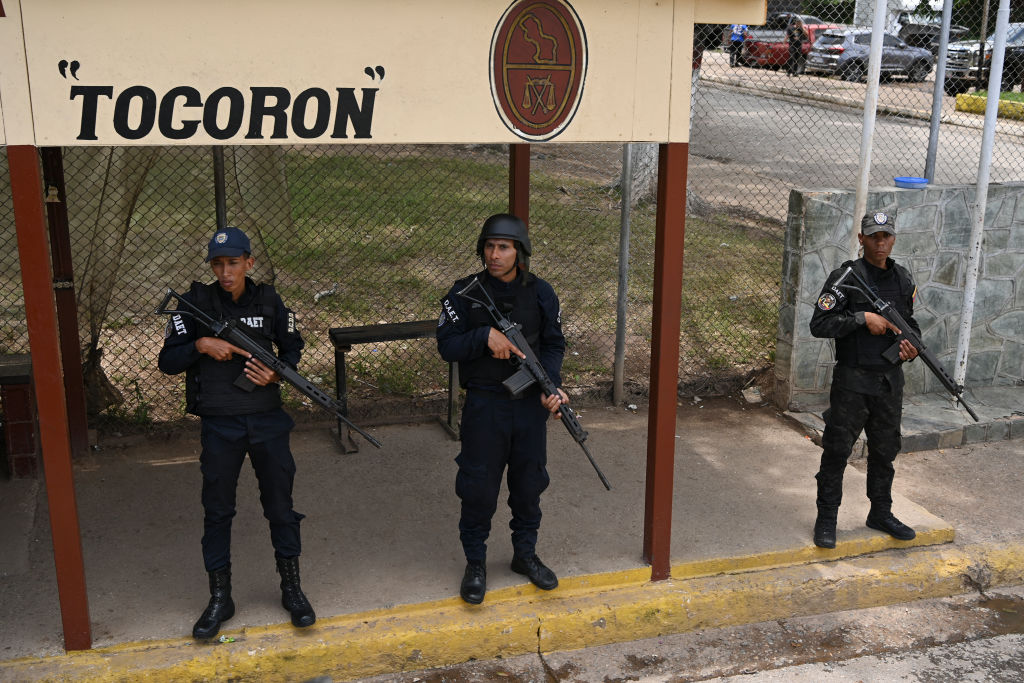 Miembros de la Policía Nacional Bolivariana hacen guardia en la prisión de Tocorón en Tocorón, estado Aragua, Venezuela, el 23 de septiembre de 2023. Foto de YURI CORTEZ / AFP) (Foto de YURI CORTEZ/AFP vía Getty Images)