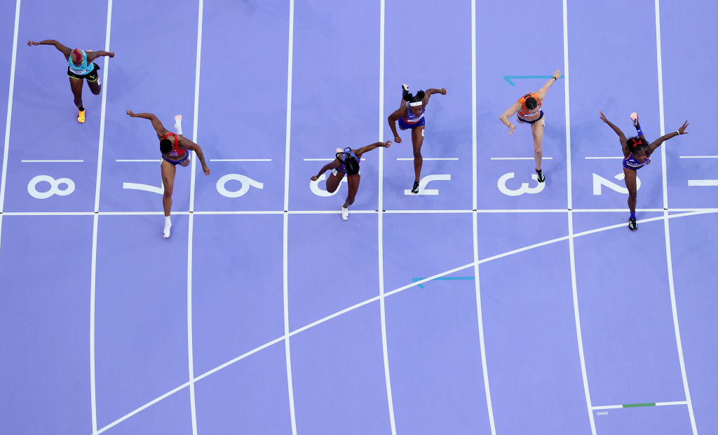 El momento en que las atletas cruzan la meta de los 100 metros vallas en París (Richard Heathcote/Getty Images)