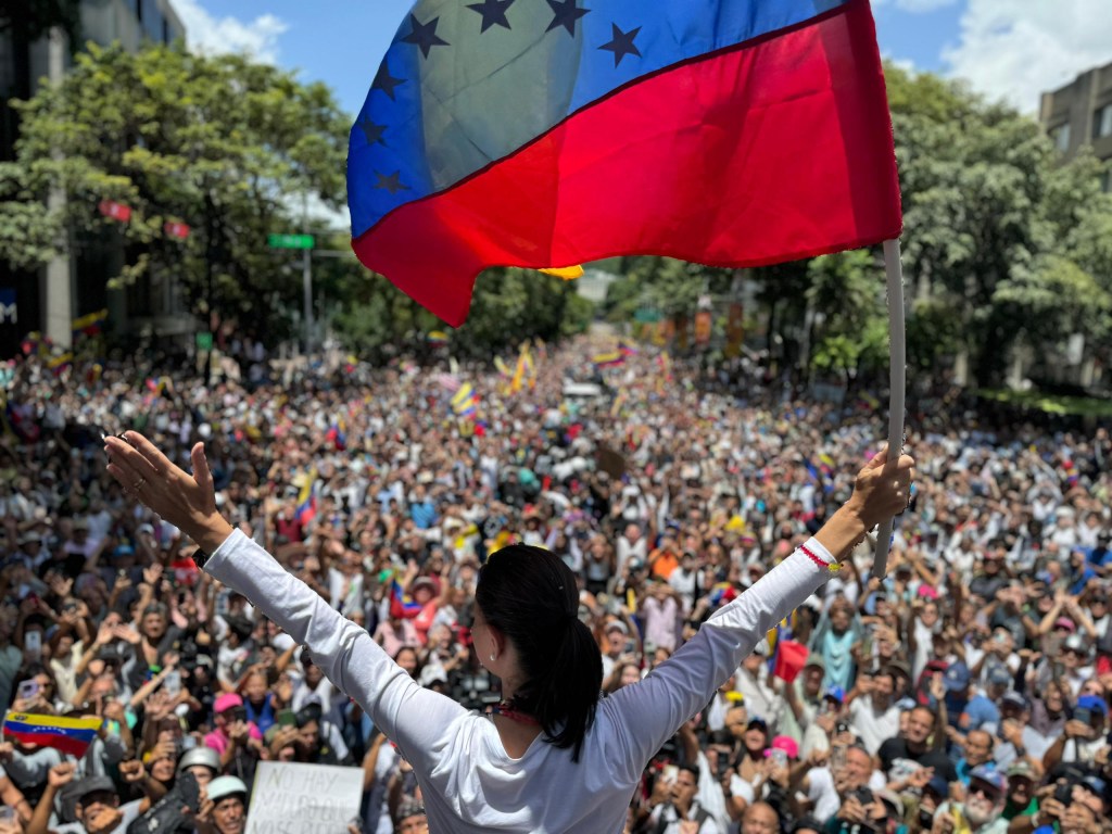 María Corina Machado saluda a la multitud reunida en Las Mercedes, Caracas. (Gentileza prensa de María Corina Machado)