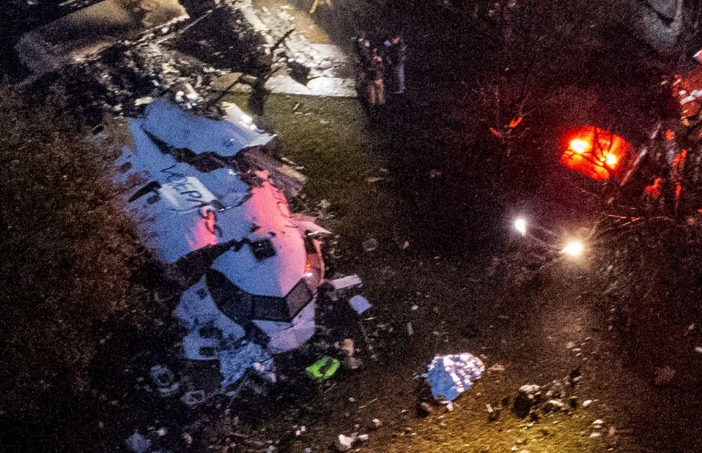 El personal de emergencia trabaja cerca de los restos del avión estrellado en Vinhedo, estado de Sao Paulo, Brasil, el viernes 9 de agosto. (Miguel Schincariol/AFP/Getty Images)