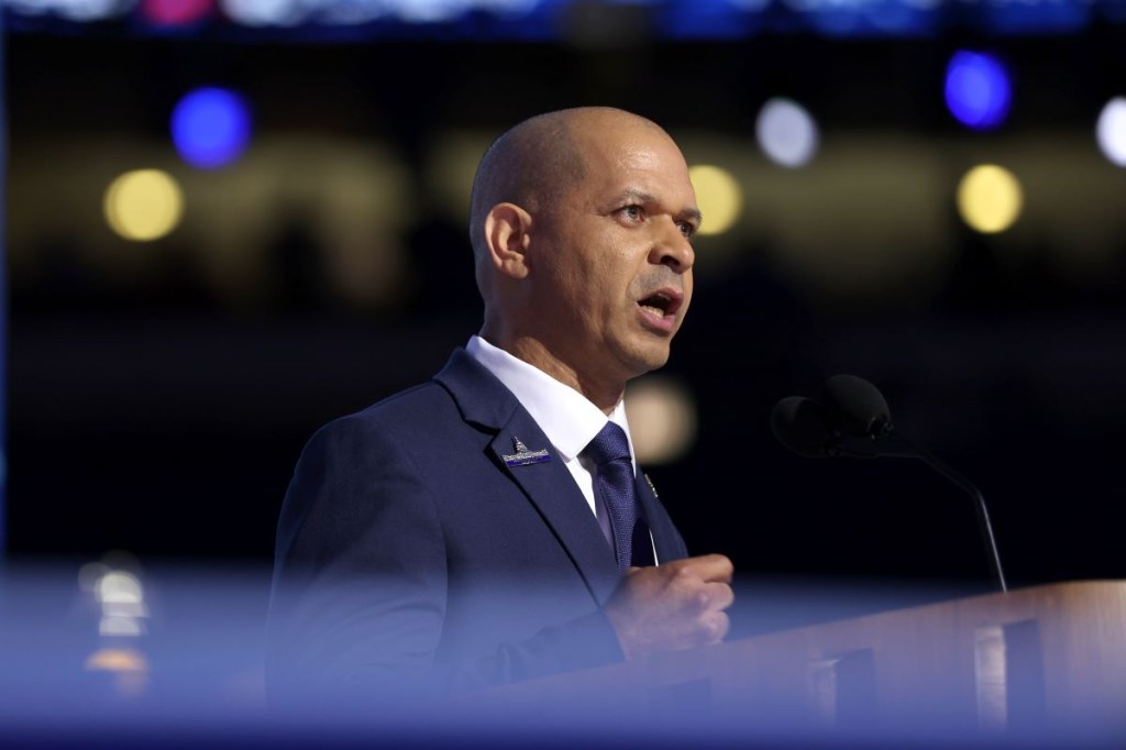 El sargento retirado oficial de policía del Capitolio de los Estados Unidos. Aquilino Gonell habla en el escenario durante el tercer día de la Convención Nacional Demócrata en el United Center el 21 de agosto de 2024 en Chicago, Illinois. (Foto de Justin Sullivan/Getty Images)