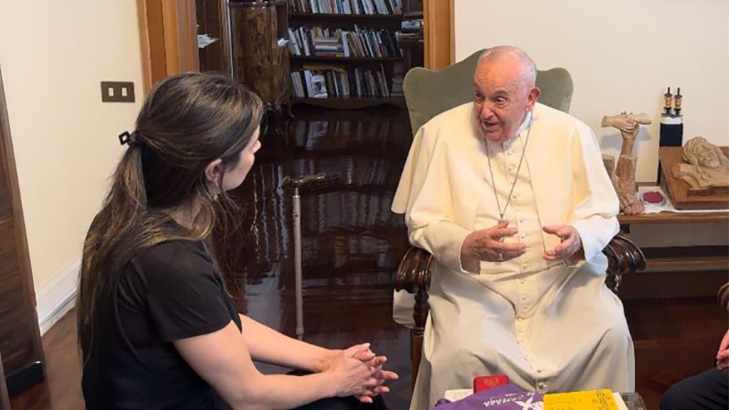 Papa recibe a nieta de su amiga desaparecida en la dictadura militar