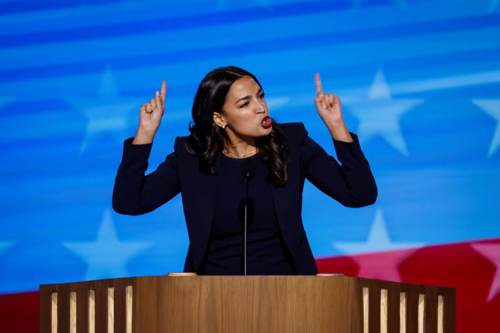 La representante Alexandria Ocasio-Cortez habla en el escenario durante el primer día de la Convención Nacional Demócrata en el United Center el 19 de agosto de 2024 en Chicago, Illinois. (Foto de Chip Somodevilla/Getty Images)