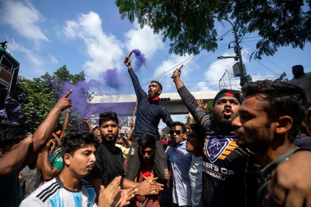 Manifestantes gritan consignas en Dhaka, la capital de Bangladesh, el lunes. (Crédito: Rajib Dhar/AP)