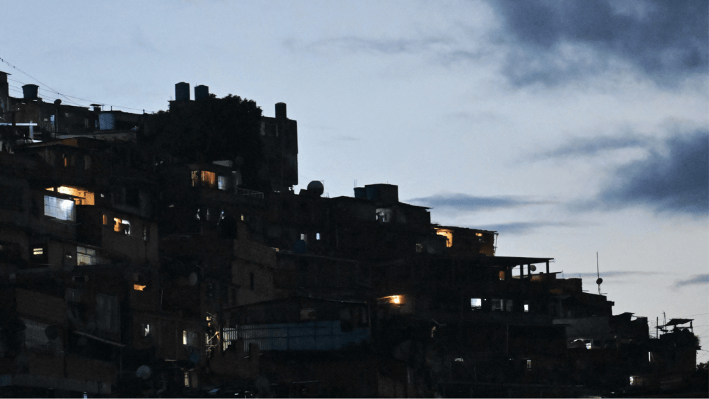 Vista de las casas durante un apagón parcial de electricidad en el barrio de Petare en Caracas el 30 de agosto de 2024. (Foto de JUAN BARRETO/AFP vía Getty Images)