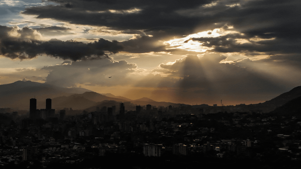 El sol se pone sobre Caracas el 30 de agosto de 2024. La electricidad regresaba gradualmente a Venezuela el viernes después de un corte eléctrico generalizado, atribuido por el Gobierno a un "sabotaje" y un intento de golpe de Estado, un mes después de la controvertida reelección de Nicolás Maduro. (Foto de HIRSAID GOMEZ/AFP vía Getty Images)