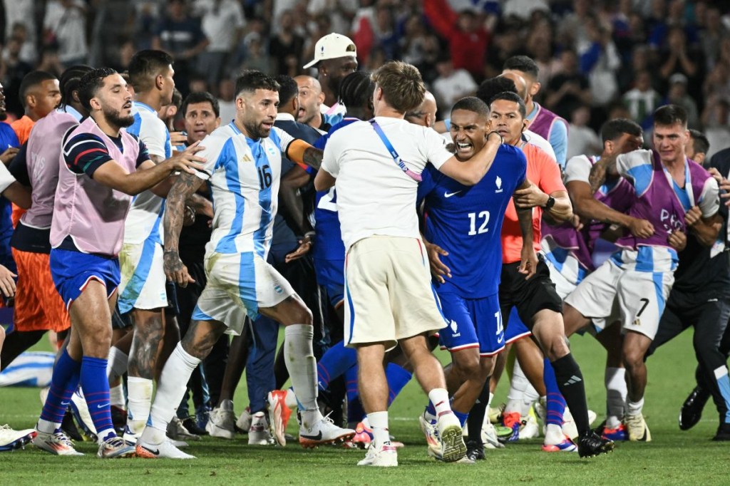 Los equipos de Francia y Argentina reaccionan al final del partido después de que Francia ganara el partido de fútbol masculino de cuartos de final entre Francia y Argentina durante los Juegos Olímpicos de París 2024 en el Estadio de Burdeos el 2 de agosto de 2024. (Foto de PHILIPPE LOPEZ/AFP vía Getty Images)